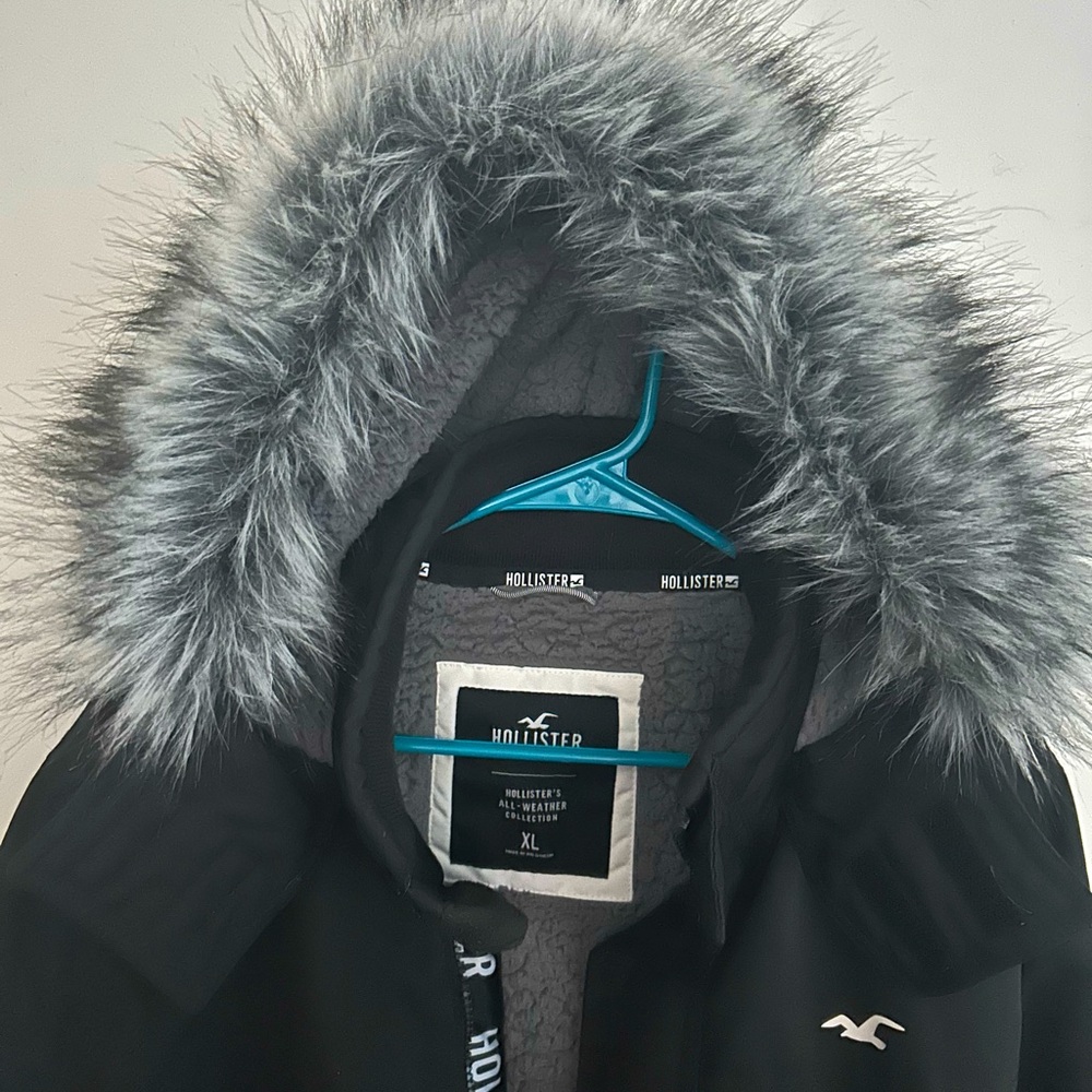 Men’s Hollister coat, in great condition. Color is black and gray